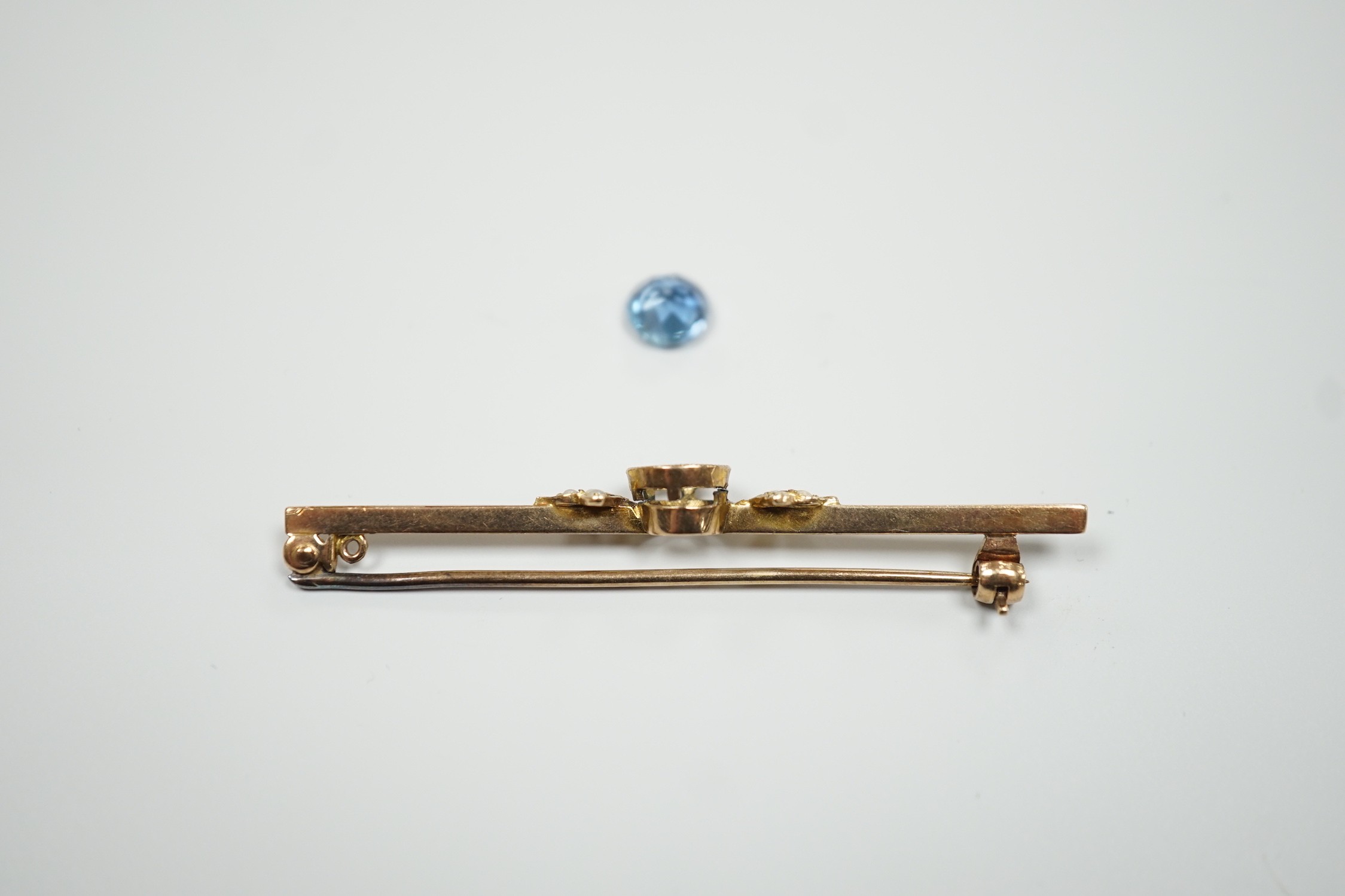 An Edwardian 9ct, aquamarine and seed pearl set bar brooch, 57mm, gross 3.6 grams.